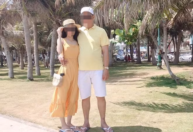 Hình ảnh thân mật của thầy giáo và học trò cũ.