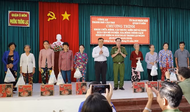 Đại tá Bùi Trọng Thế - Phó Giám đốc Công an TP Cần Thơ và lãnh đạo quận Ô Môn tặng quà cho người dân.