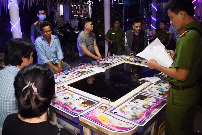 Nhóm người chơi game bắn cá đổi điểm lấy tiền.
