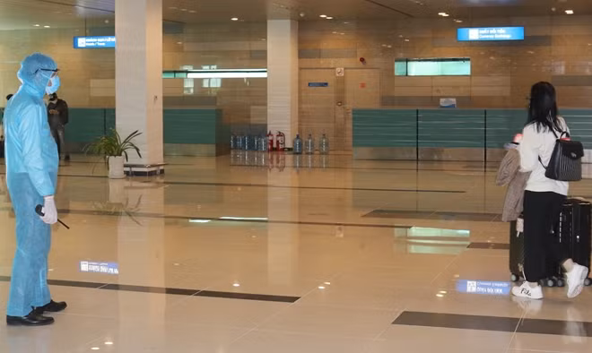 Công tác kiểm tra y tế, phòng chống dịch bệnh COVID-19 trong sân bay được thực hiện nghiêm ngặt.