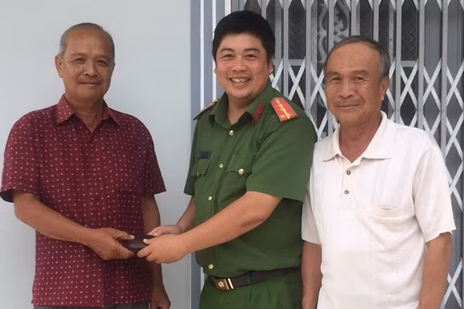 Công an phường Phước Thới trao trả lại tài sản người dân đánh rơi.