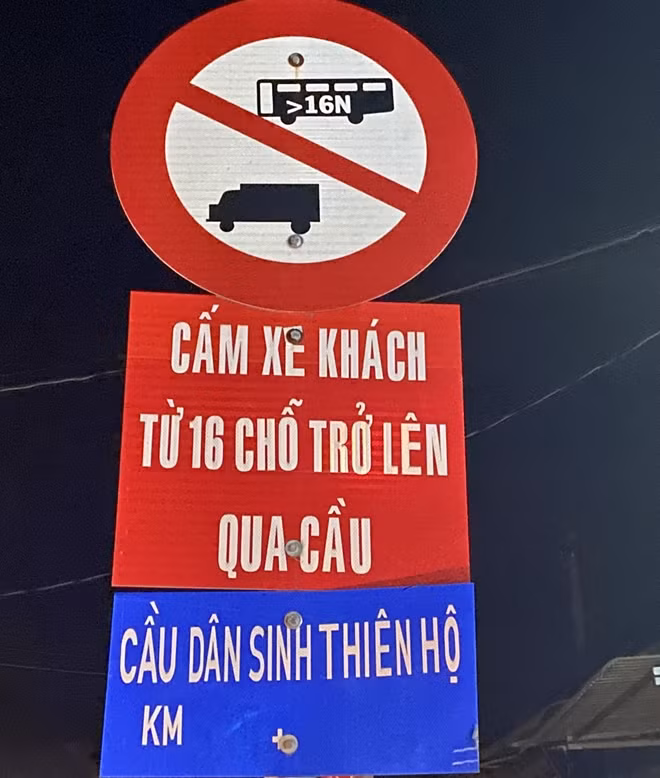 Biển báo cấm ôtô.