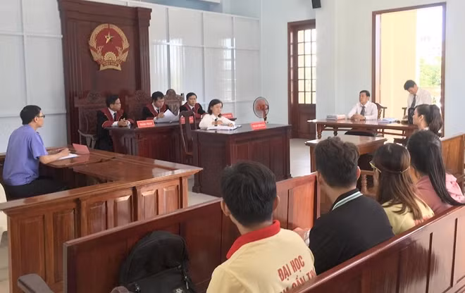 HĐXX tạm hoãn phiên tòa xét xử sáng nay.