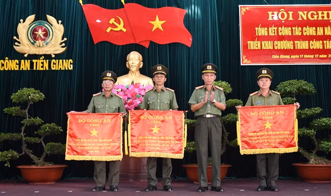 Đại tá Nguyễn Văn Nhựt, Giám đốc Công an tỉnh Tiền Giang, trao Cờ Bộ Công an cho các tập thể, cá nhân.