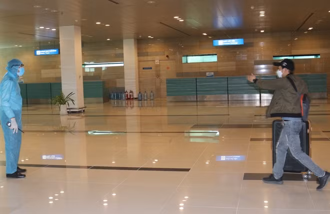Lúc 14h chiều 2/3, chuyến bay mang số hiệu VJ863, INC-VCA, có tổng 121 hành khách, trong đó có 20 khách Hàn Quốc, 98 hành khách Việt Nam và 3 hành khác từ các quốc gia khác đã đáp xuống sân bay Cần Thơ. Công tác tiếp nhận, kiểm tra y tế đối với hành khách được Cảng hàng không quốc tế Cần Thơ phối hợp với lực lượng Hải quan, Công an TP Cần Thơ và Quân khu 9 được thực hiện chặt chẽ, an toàn.