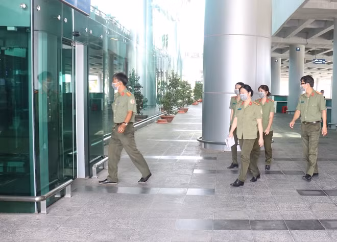 Lực lượng Xuất nhập cảnh làm nhiệm vụ hỗ trợ hành khách, kiểm tra thông tin.