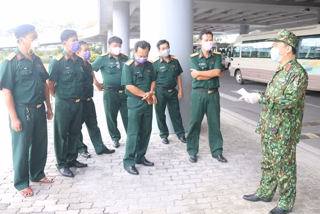 Lực lượng làm nhiệm vụ hậu cần, hỗ trợ hành khách đến khu cách ly.