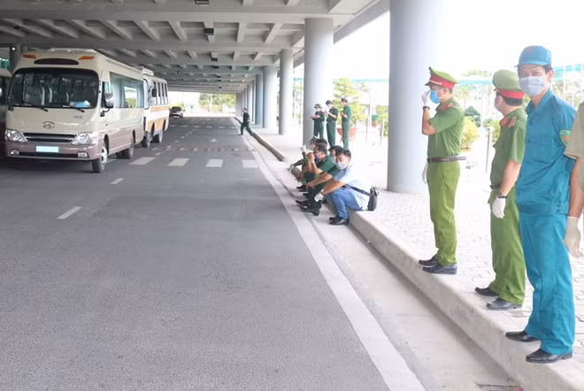 Đại úy Nguyễn Phúc Duy, Phó Trưởng Công an Phường Trà An, Quận Ô Môn cho biết: những ngày qua, lực lượng ứng trực cùng với lực lượng quân sự và bảo vệ dân phố đảm bảo tốt công tác an ninh trật tự, hỗ trợ hành khách lên xe đến nơi cách ly an toàn.