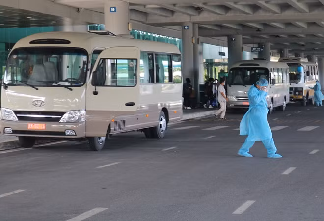 Lực lượng Hậu cần bố trí phương tiện trước cửa ra máy bay để chở hành khách.