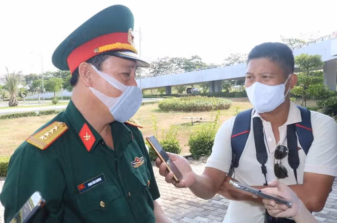 Đại tá Phan Văn Chương, Phó chủ nhiệm hậu cần Quân khu 9 cho biết: Cần Thơ có khoảng 260 cách ly tại Trường Quân sự TP Cần Thơ, Vĩnh Long là 241 người, Hậu Giang 150 người. “3 chuyến bay ngày 2/3, toàn bộ hành khách sẽ được đưa hết về Sóc Trăng. Trường Quân sự đã chuẩn bị cả tháng, phần hoàn thành đủ điều kiện ăn ở cho 300 người và dự kiến sẽ đón tiếp nhiều hơn, tùy theo tình hình và chỉ đạo của Quân khu 9, Bộ Quốc phòng”, Đại tá Phan Văn Chương nói. Những ngày qua, tâm lý người hành khách đang cách ly khá ổn định. Quân khu 9 trang bị đầy đủ các nhu cầu thiết yếu để phục vụ, cán bộ làm nhiệm sẽ kiểm tra, vệ sinh khu cách ly hàng ngày và quân y kiểm tra sức khỏe, thân nhiệt của những người đang cách ly.