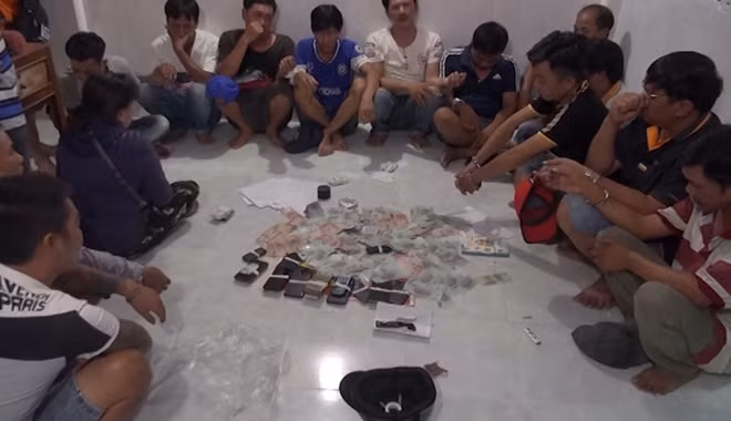 Nhóm người tham gia lắc tài xỉu tại huyện Trà Ôn bị bắt quả tang.