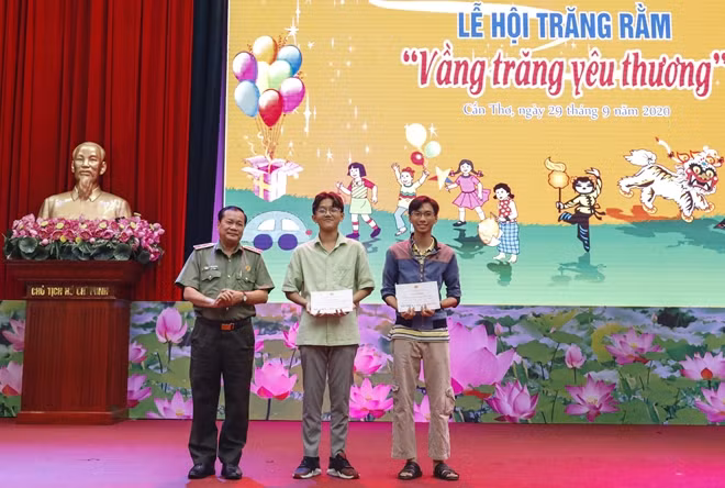 Thiếu tướng Nguyễn Văn Thuận, trao học bổng cho các cháu có thành tích xuất sắc trong học tập.
