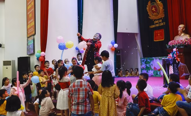Tiết mục ảo thuật vui nhộn, thu hút sự chú ý của các cháu thiếu nhi,