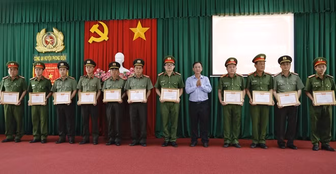 Đồng chí Nguyễn Trung Nghĩa, Phó bí thư - Chủ tịch UBND huyện Phong Điền trao khen cho các tập thể, cá nhân.