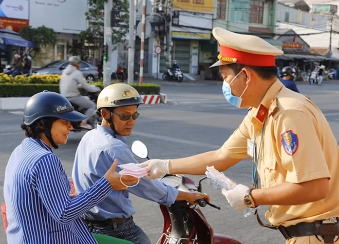 Cảnh sát giao thông Công an TP Cần Thơ, phát khẩu trang cho người dân.