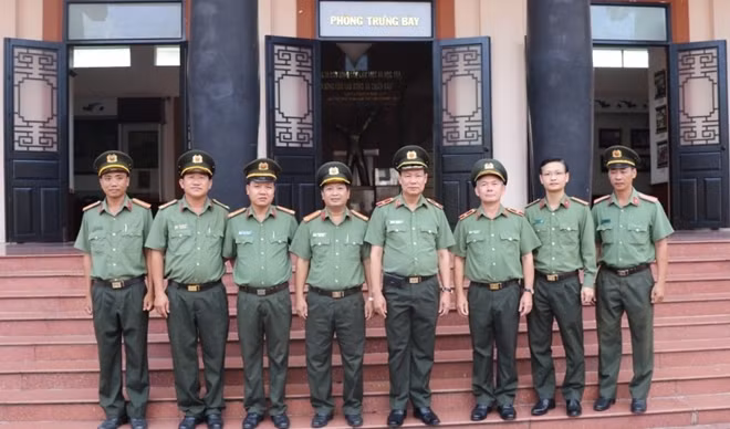 Thứ trưởng Lê Tấn Tới cùng đại diện Ban giám đốc Công an tỉnh Vĩnh Long và Đoàn công tác.