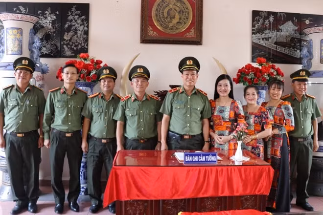 Thứ trưởng Lê Tấn Tới cùng Đoàn công tác của Bộ Công an.