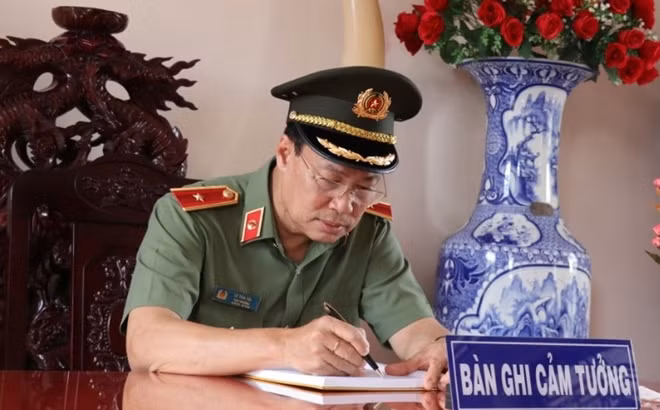 Thứ trưởng Lê Tấn Tới ghi vào sổ lưu niệm tại Khu tưởng niệm cố Chủ tịch Hội đồng Bộ Trưởng Phạm Hùng