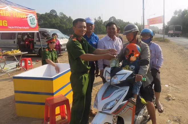 Những chai nước nghĩa tình được Công an Đồng Tháp trao tặng cho người dân.