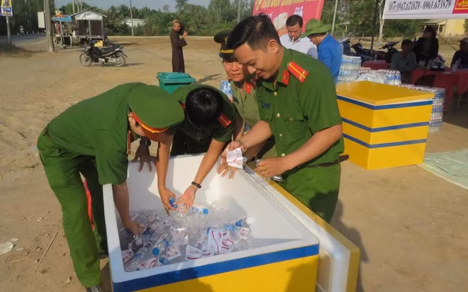 Nước suối và khăn lạnh được ướp đá để tặng cho người dân.
