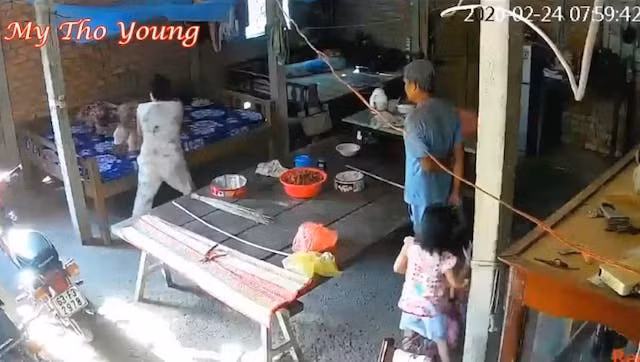 Hình ảnh cụ già bị bạo hành được chia sẻ trên mạng.