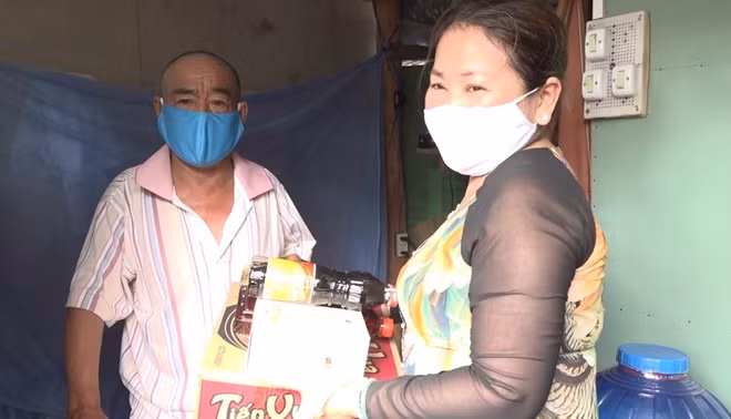 Các nhà hảo tâm đến tận nhà trao quà cho người bán vé số.