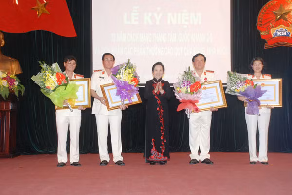 Phó Chủ tịch nước Nguyễn Thị Doan trao tặng Huân chương Lao động cho các cá nhân là lãnh đạo VKSNDTC. Phó Chủ tịch nước Nguyễn Thị Doan trao tặng Huân chương Lao động cho các cá nhân là lãnh đạo VKSNDTC.