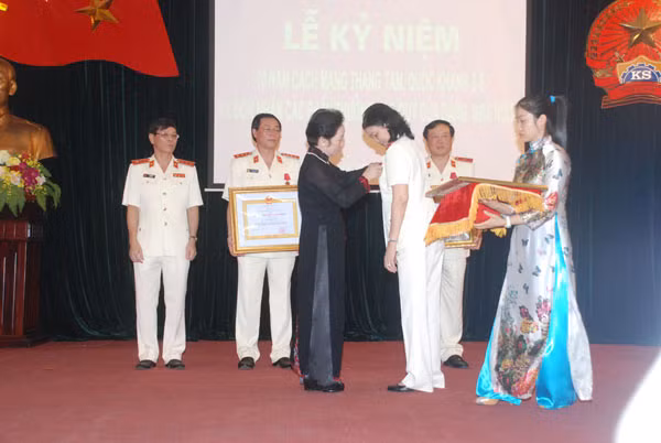 Phó Chủ tịch nước Nguyễn Thị Doan trao tặng Huân chương Lao động hạng Nhì cho đồng chí Nguyễn Thị Thủy Khiêm, Phó Viện trưởng VKSNDTC . Phó Chủ tịch nước Nguyễn Thị Doan trao tặng Huân chương Lao động hạng Nhì cho đồng chí Nguyễn Thị Thủy Khiêm, Phó Viện trưởng VKSNDTC .