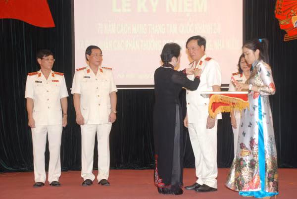 Phó Chủ tịch nước Nguyễn Thị Doan trao tặng Huân chương Lao động hạng Nhất cho đồng chí Nguyễn Hòa Bình, Viện trưởng VKSNDTC . Phó Chủ tịch nước Nguyễn Thị Doan trao tặng Huân chương Lao động hạng Nhất cho đồng chí Nguyễn Hòa Bình, Viện trưởng VKSNDTC .