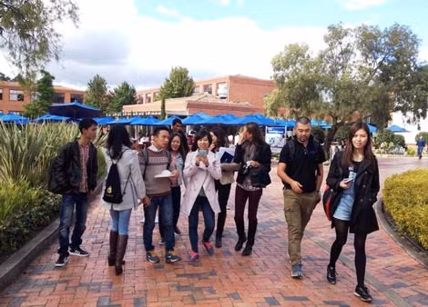 Với nhiều trường Đại học và Thư viện, Bogotá D.C còn được xem là “Athens của Nam Mỹ”. Trường Đại học La Sabana là một trong những trường Đại học lớn nhất của Colombia, nằm ở Khu vực Chia (khu Đại học) của Bogotá D.C. Khuôn viên của trường rộng lớn và đẹp như một đại công viên với rất nhiều công trình phức hợp, tiện nghi.