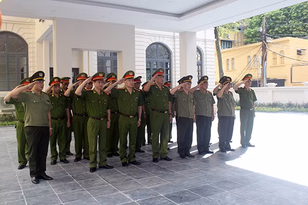 Công an quận Thanh Xuân dâng hương tại Đài Tưởng niệm.