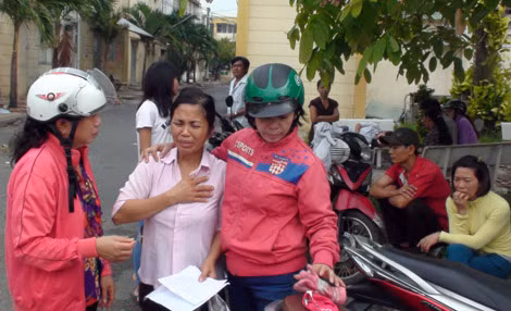 Người nhà nạn nhân đau đớn khi hay tin hai thiếu nữ tử vong. Người nhà nạn nhân đau đớn khi hay tin hai thiếu nữ tử vong.
