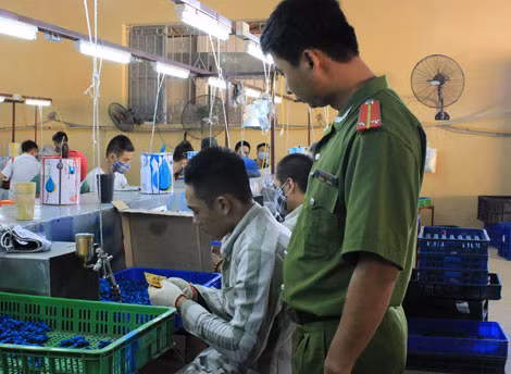 Cán bộ Trại giam Vĩnh Quang hướng dẫn phạm nhân lao động.