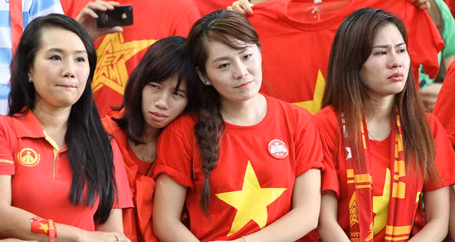 ... kẻ mắt đỏ hoe. ... kẻ mắt đỏ hoe.