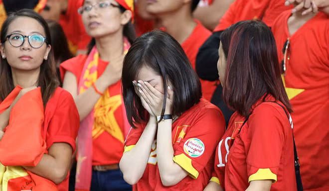 Người thì ôm mặt... Người thì ôm mặt...