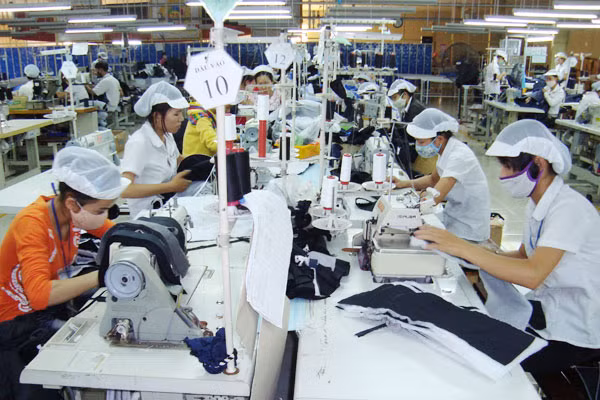 Ngoài 4 ngành công nghiệp trọng yếu thì dệt may và da giày cũng được TP HCM ưu tiên đẩy mạnh phát triển. Ngoài 4 ngành công nghiệp trọng yếu thì dệt may và da giày cũng được TP HCM ưu tiên đẩy mạnh phát triển.