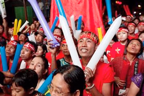 Những người ủng hộ NLD ăn mừng chiến thắng. (ảnh: AP).