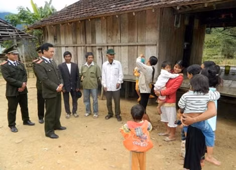 Công an huyện Sơn Hà tuyên truyền người dân bài trừ hủ tục lạc lậu cà xóa phép.