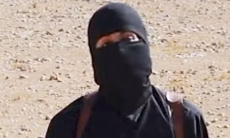 Tháng 8 năm 2914, “Jihadi John” lần đầu tiên xuất hiện trên Internet với hình ảnh đeo bịt mặt và hành quyết con tin James Foley. (ảnh: AP).