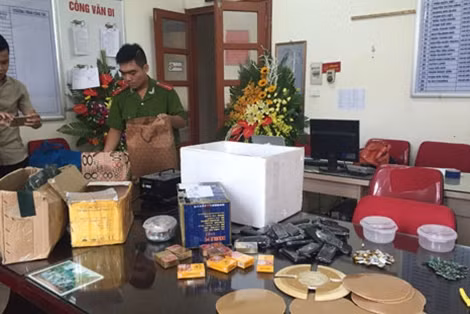 Các thiết bị đánh bạc bịp bị thu giữ tại Công an quận Hoàng Mai, Hà Nội.