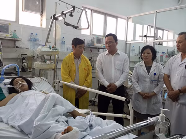 Lãnh đạo Ủy ban ATGT quốc gia cùng lãnh đạo Bệnh viện Việt Đức đến thăm và chia sẻ với nạn nhân Nguyễn Thị Thu Hiền.