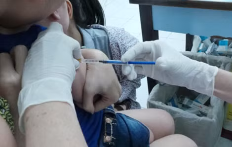 Từ 2-4 tháng tuổi, trẻ được tiêm phòng nhiều loại vắc xin khác nhau để phòng trừ bệnh tật.