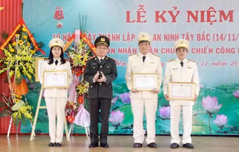 Trung tướng Nguyễn Chí Thành, Tổng cục trưởng Tổng cục An ninh trao Bằng khen tặng 10 tập thể và 1 cá nhân có thành tích xuất sắc trong đợt thi đua đặc biệt lập thành tích xuất sắc kỷ niêm 10 năm Ngày thành lập Cục ANTB.