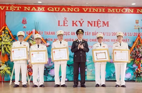 Thừa ủy quyền của Chủ tịch nước, Bộ trưởng Trần Đại Quang trao Huân chương Chiến công hạng Nhì, hạng Ba và Huân chương Lao động hạng Ba tặng các cá nhân có thành tích xuất sắc.
