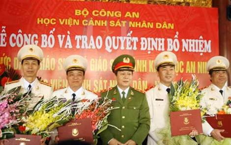 Trao quyết định bổ nhiệm chức danh cho 15 Giáo sư và Phó Giáo sư ngành Khoa học An ninh năm 2015.