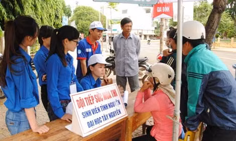 Đoàn viên thanh niên Trường Đại học Tây Nguyên tư vấn, hướng dẫn thí sinh và người nhà thí sinh đến dự thi ngay sau phát động chiến dịch.