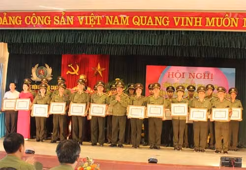 Thiếu tướng, GS.TS Trương Giang Long trao Bằng khen cho các tập thể và cá nhân đạt thành tích cao trong năm học 2014-2015.