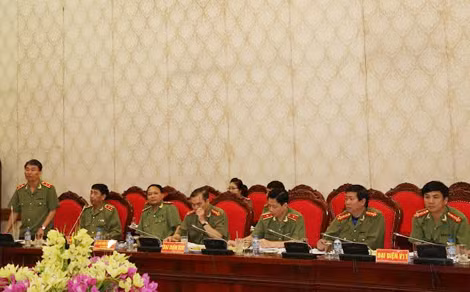 Trung tướng Trần Bá Thiều, Tổng cục trưởng Tổng cục Chính trị CAND phát biểu tại phiên họp.