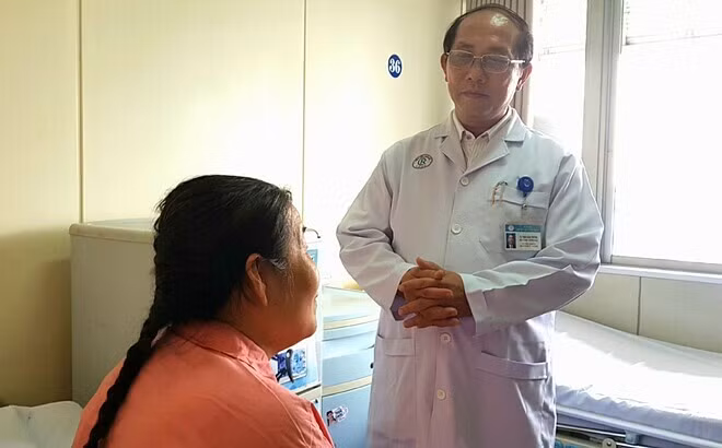 Bệnh nhân hồi phục nhanh và đã có thể ngồi dậy trò chuyện với bác sỹ sau 1 tuần được cấp cứu điều trị kịp thời.