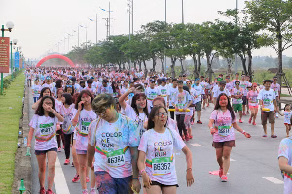 Vượt qua chặng đầu tiên thì trên người đã phủ đầy bột màu